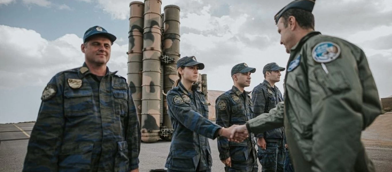Στα αντιαεροπορικά συστήματα S-300 και TOR-M1 o Αρχηγός Τακτικής Αεροπορίας (φώτο)